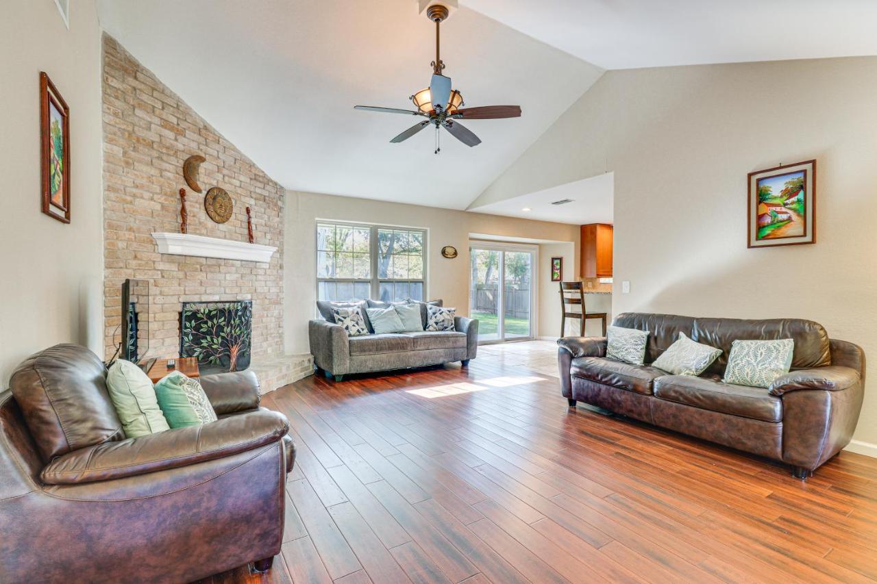 Texas Retreat With Patio, Fireplace And Fenced-in Yard *