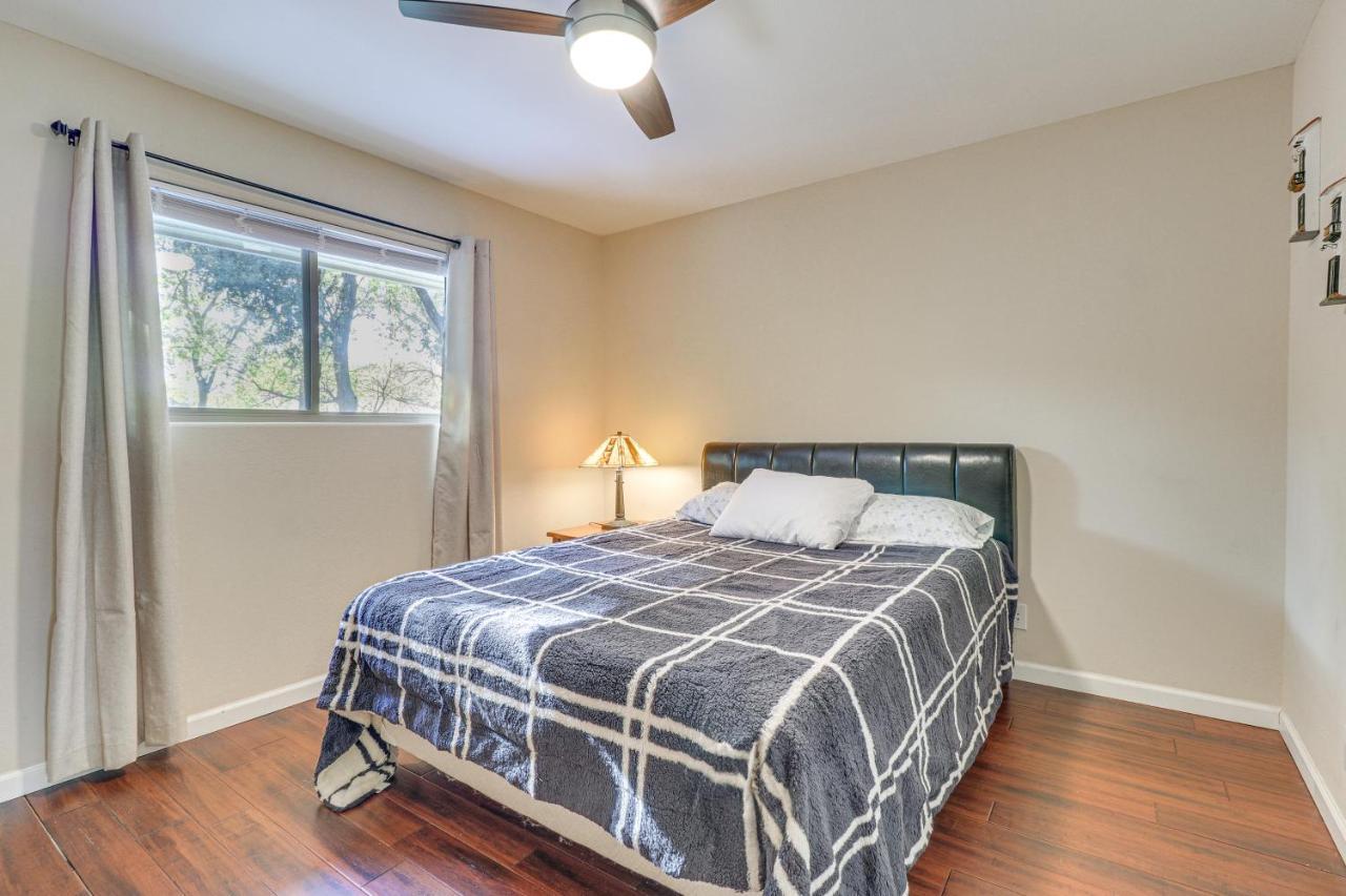 Holiday home Texas Retreat With Patio, Fireplace And Fenced-in Yard Austin
