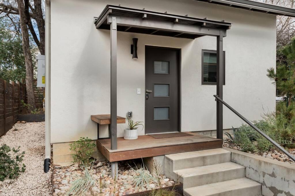 Cozy Retreat Walking Distance To Downtown *