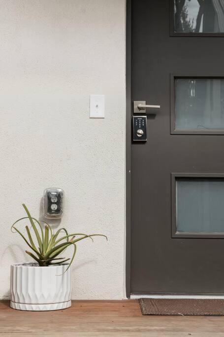 Cozy Retreat Walking Distance To Downtown Austin