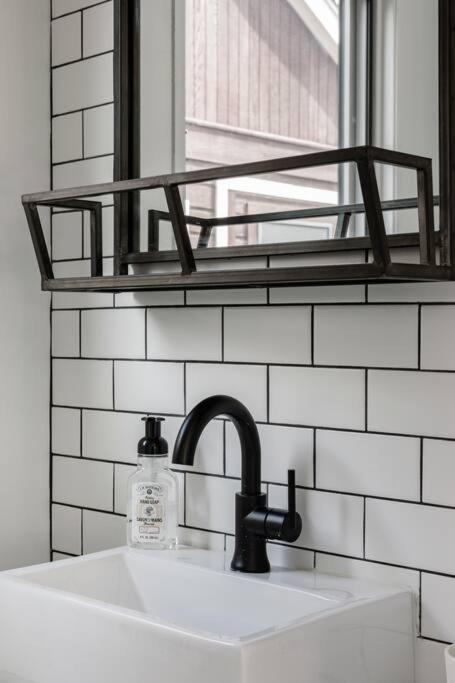 Cozy Retreat Walking Distance To Downtown