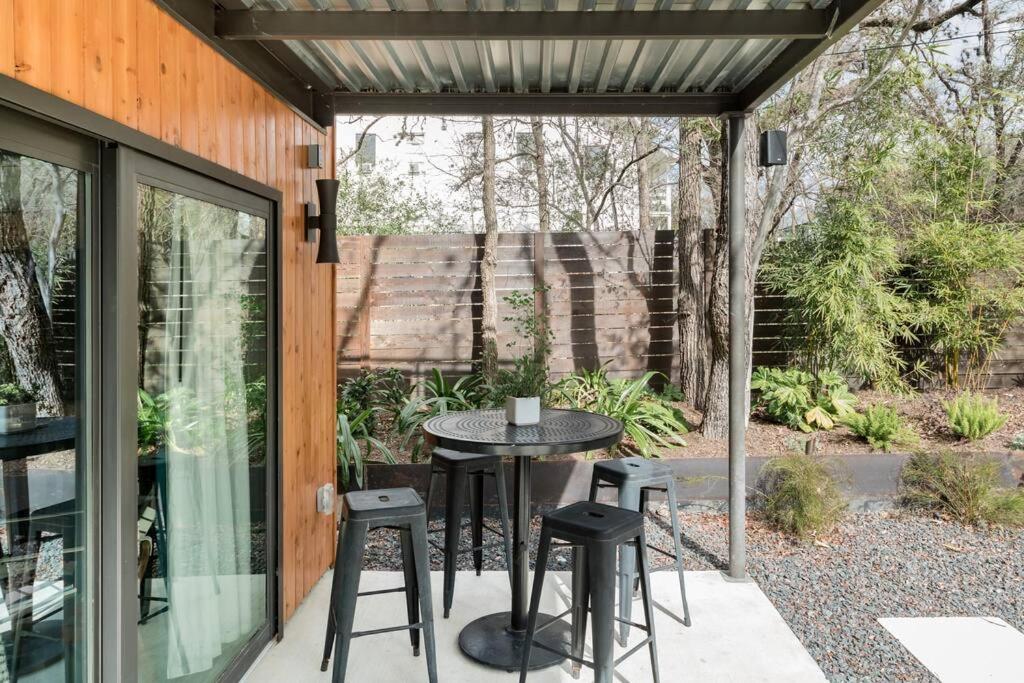 Cozy Retreat Walking Distance To Downtown