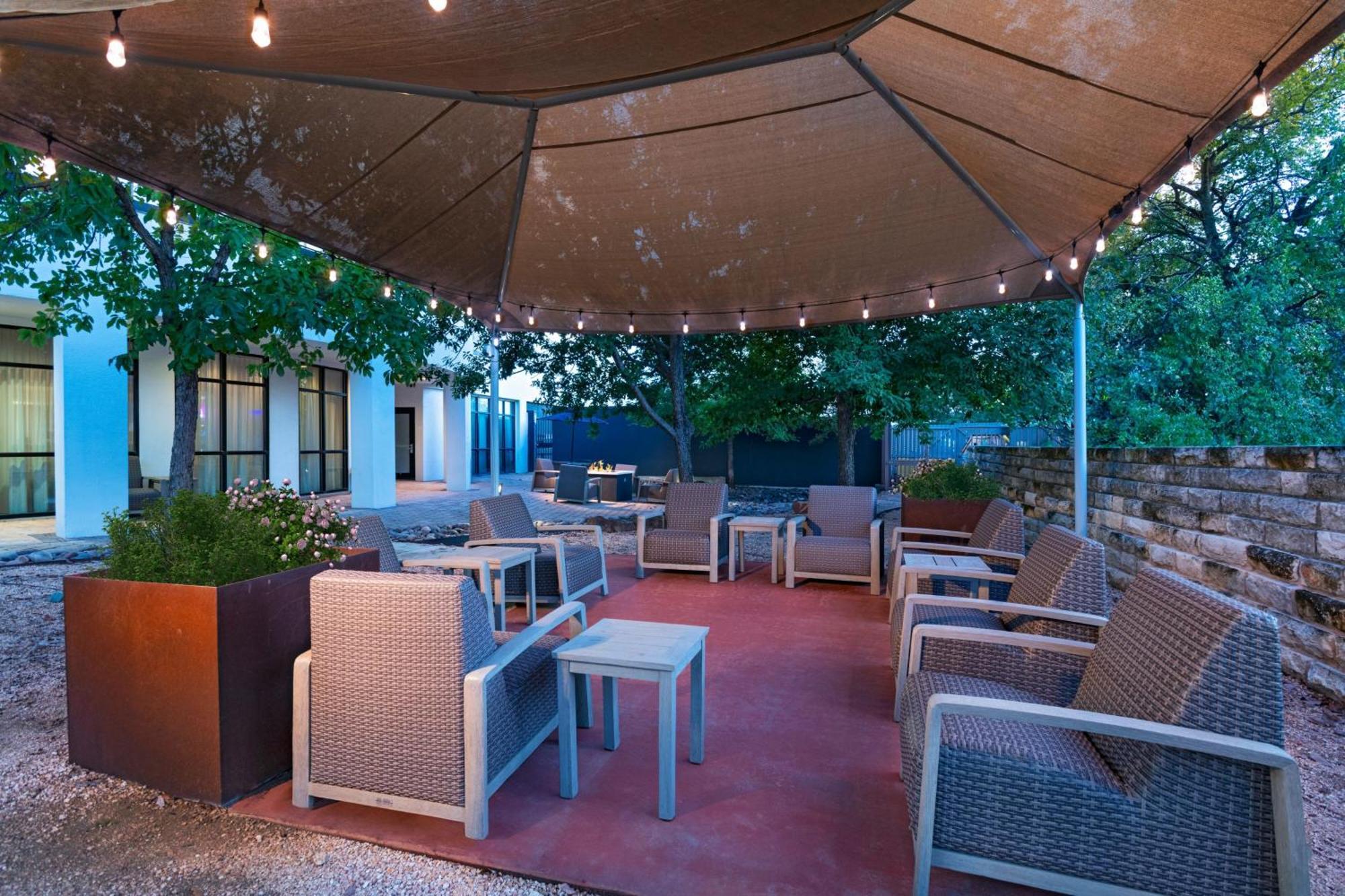 Hotel Courtyard Airport 3*
