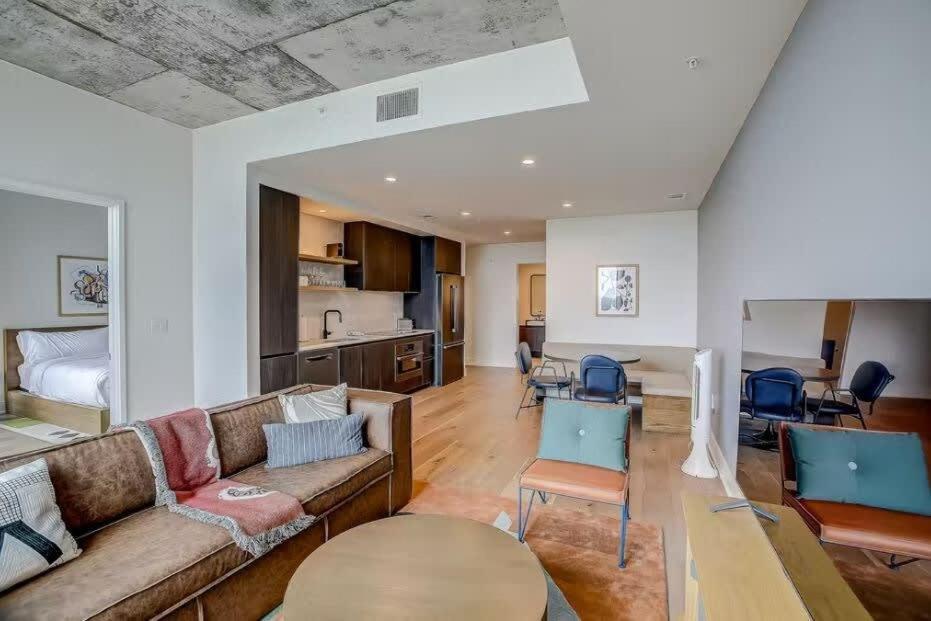 Luxury 2br Rooftop Pool By Barcle Holiday home Austin