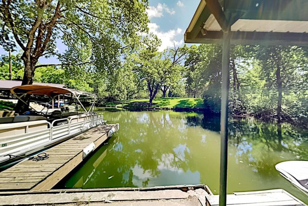 Beautiful Mid-century Modern Lakehouse Holiday home Austin