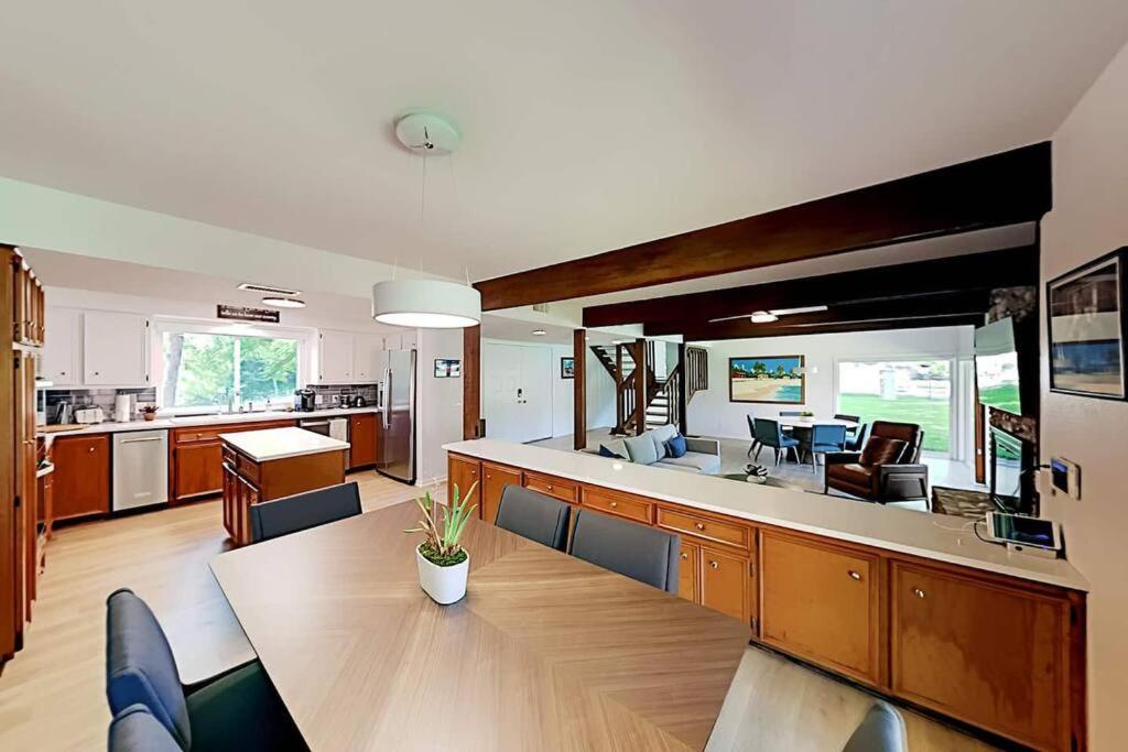 Beautiful Mid-century Modern Lakehouse Holiday home Austin