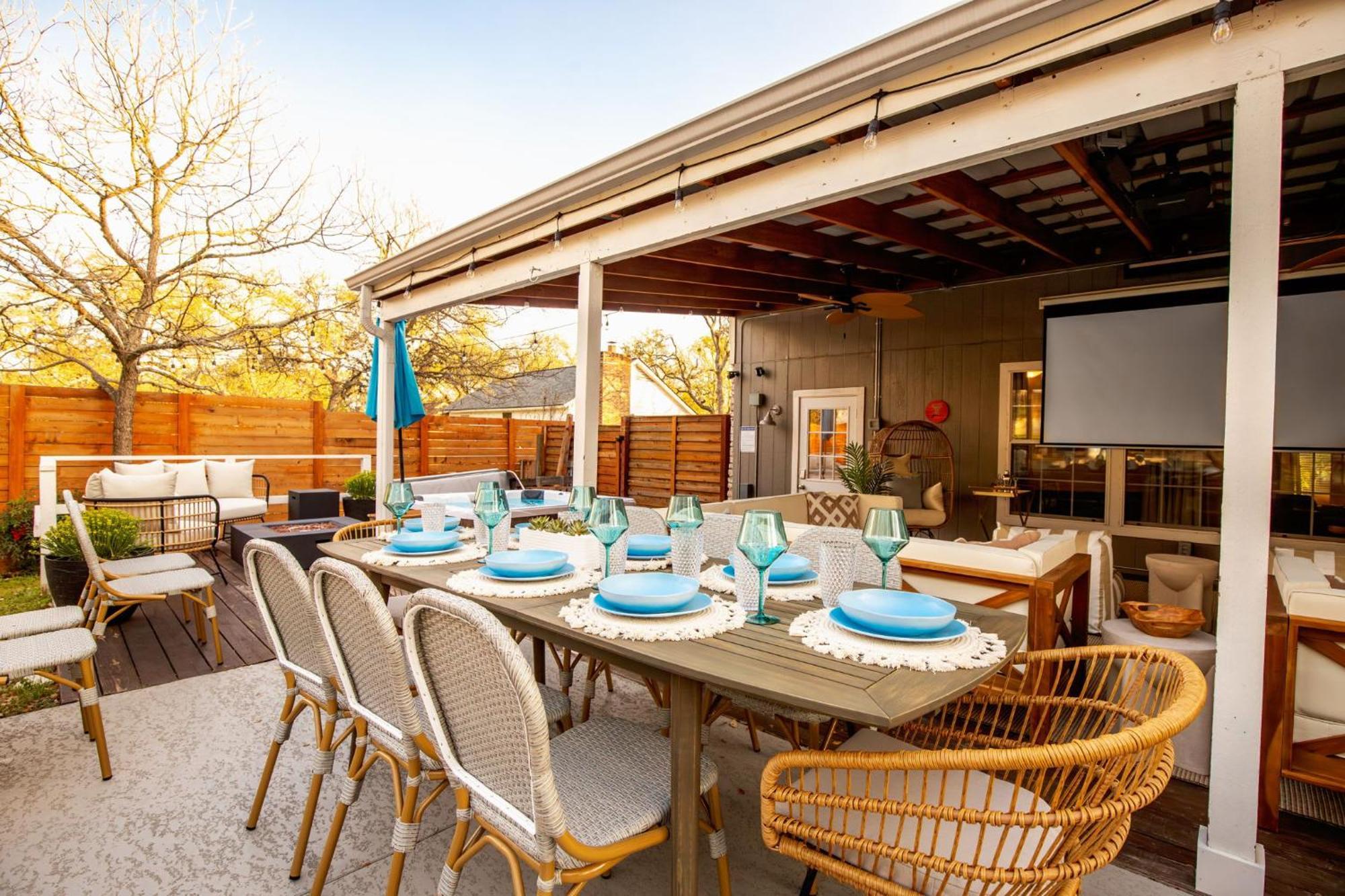Lux 5br Gem With Heated Pool, Spa, And Outdoor Movie Theater Holiday home Austin