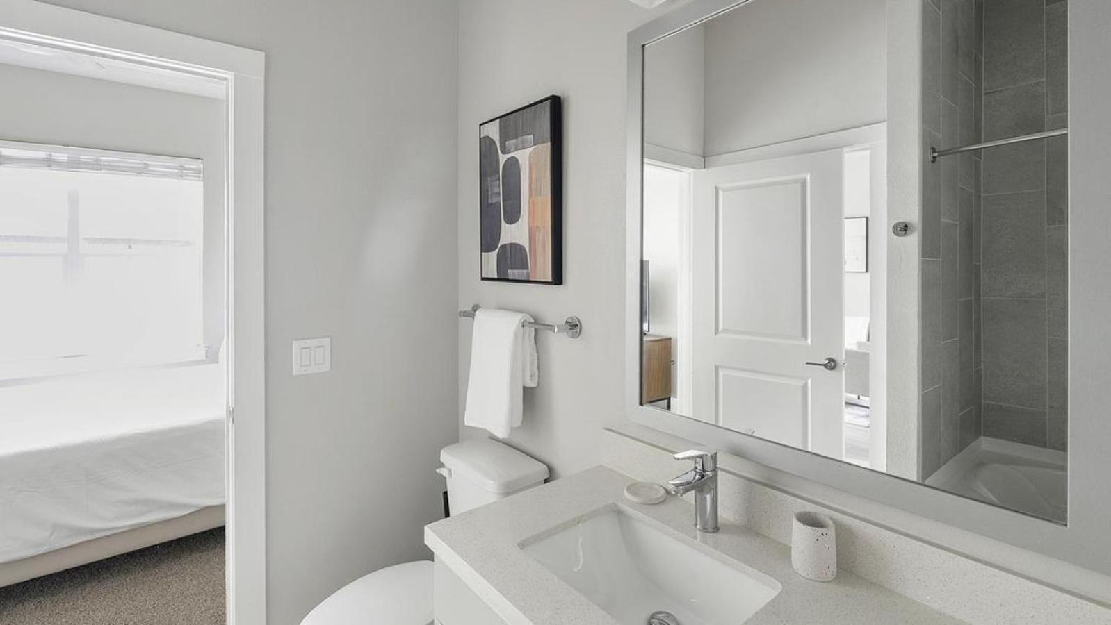 Apartment Landing Modern With Amazing Amenities