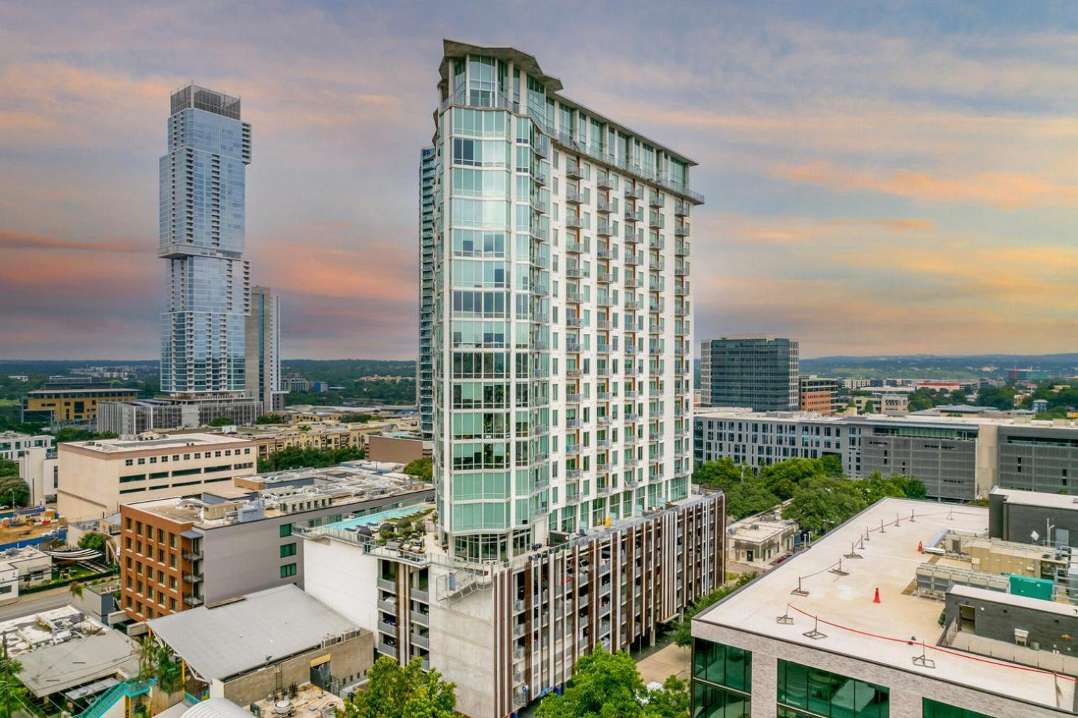 Downtown 2br W Gym Wd Pool Nr 6th St Bars Atx-7 Apartment
