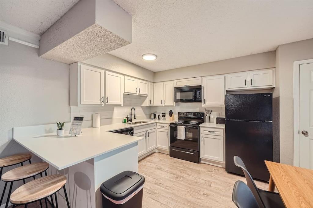 Your Chill 2b Getaway - 10min To Dtwn - W/d, Pool, Prkg Apartment