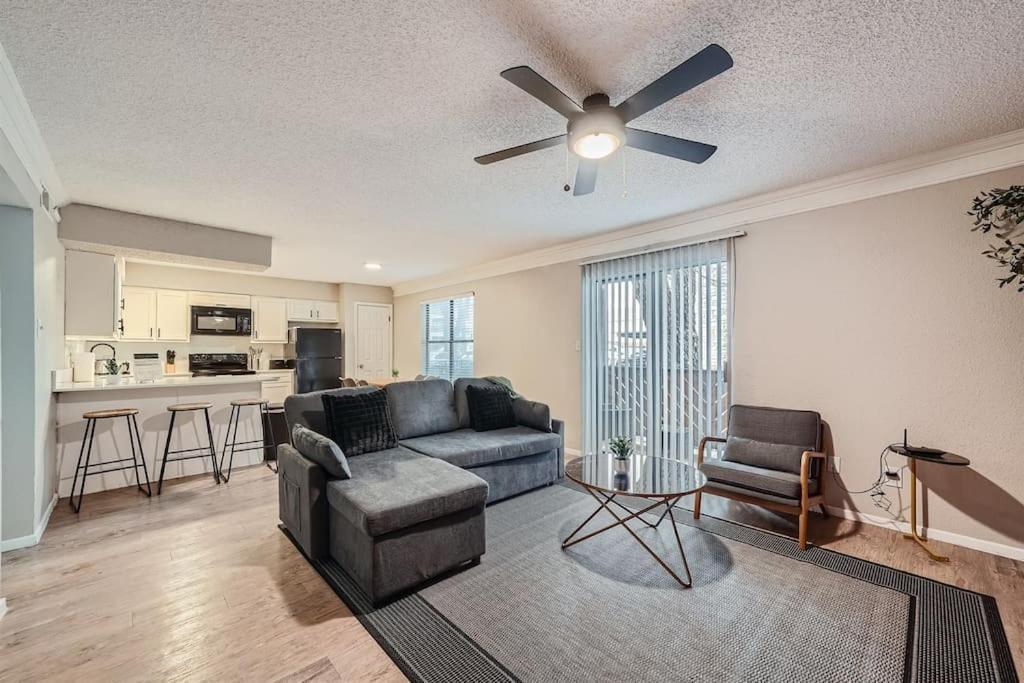 Apartment Your Chill 2b Getaway - 10min To Dtwn - W/d, Pool, Prkg Austin