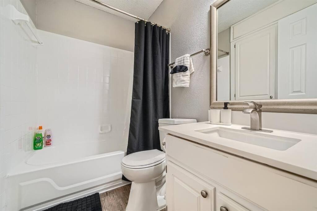 Chic 2b Getaway - 10min To Dtwn - W/d, Pool, Prkg * Austin