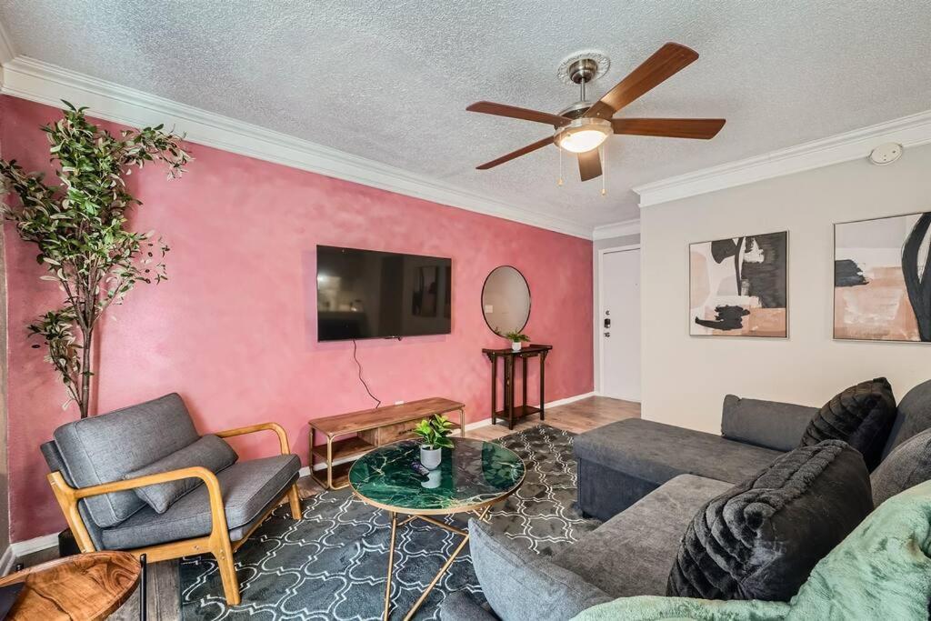 Chic 2b Getaway - 10min To Dtwn - W/d, Pool, Prkg Apartment Austin