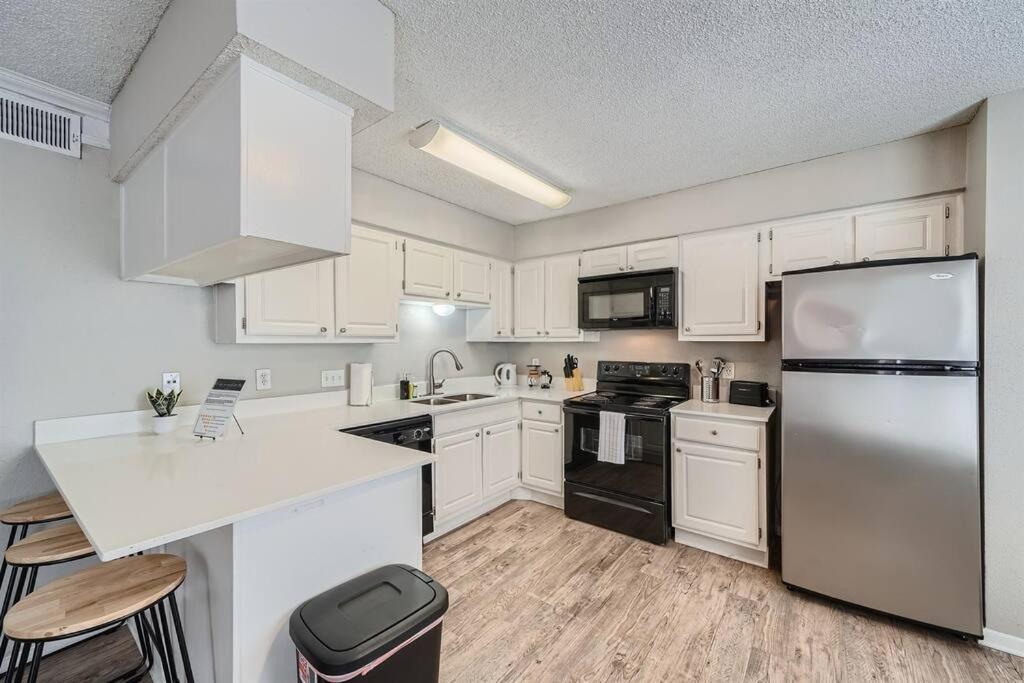 Chic 2b Getaway - 10min To Dtwn - W/d, Pool, Prkg Austin