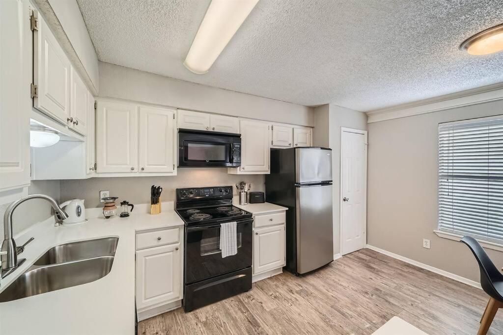Chic 2b Getaway - 10min To Dtwn - W/d, Pool, Prkg *