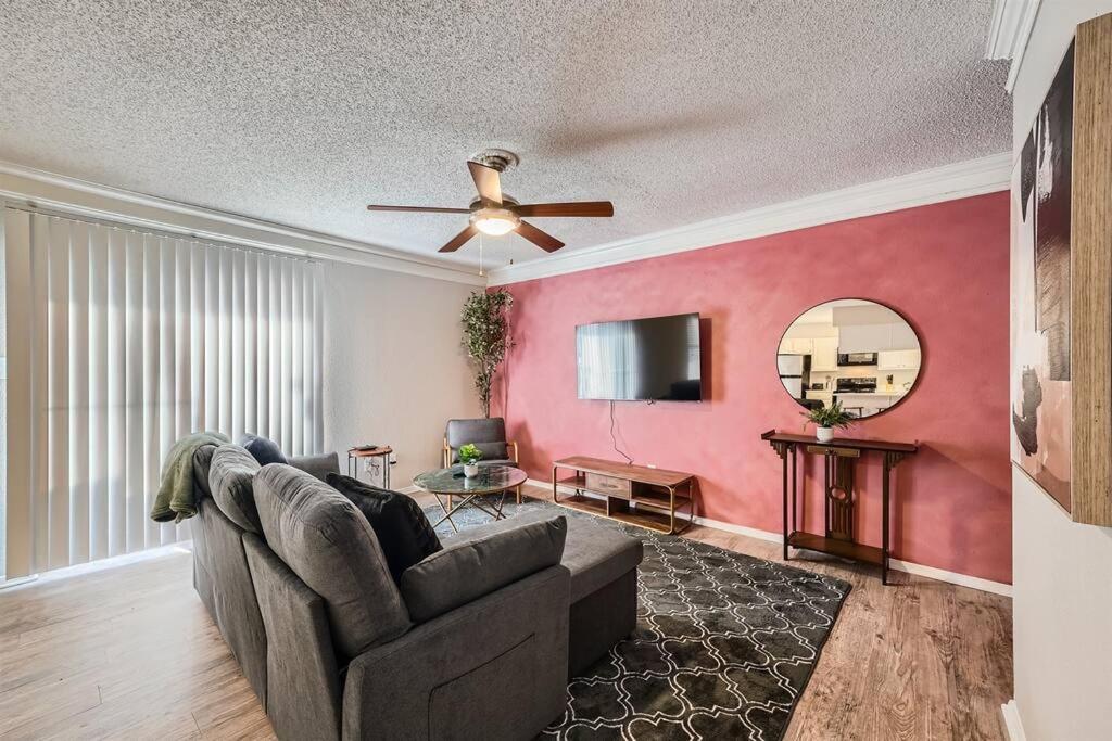 Apartment Chic 2b Getaway - 10min To Dtwn - W/d, Pool, Prkg Austin
