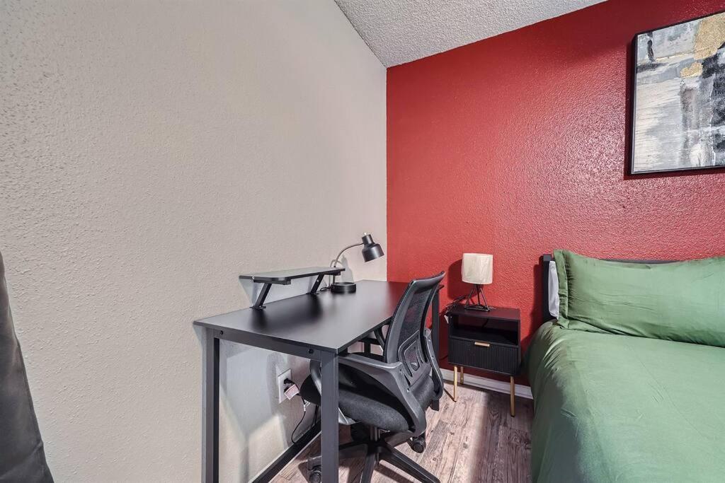Chic 2b Getaway - 10min To Dtwn - W/d, Pool, Prkg Apartment *
