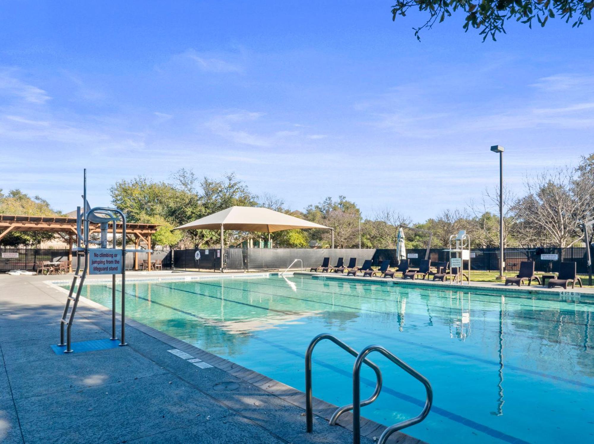 Holiday home Luxury 5br, 3ba Retreat ~ Pool~ Parking