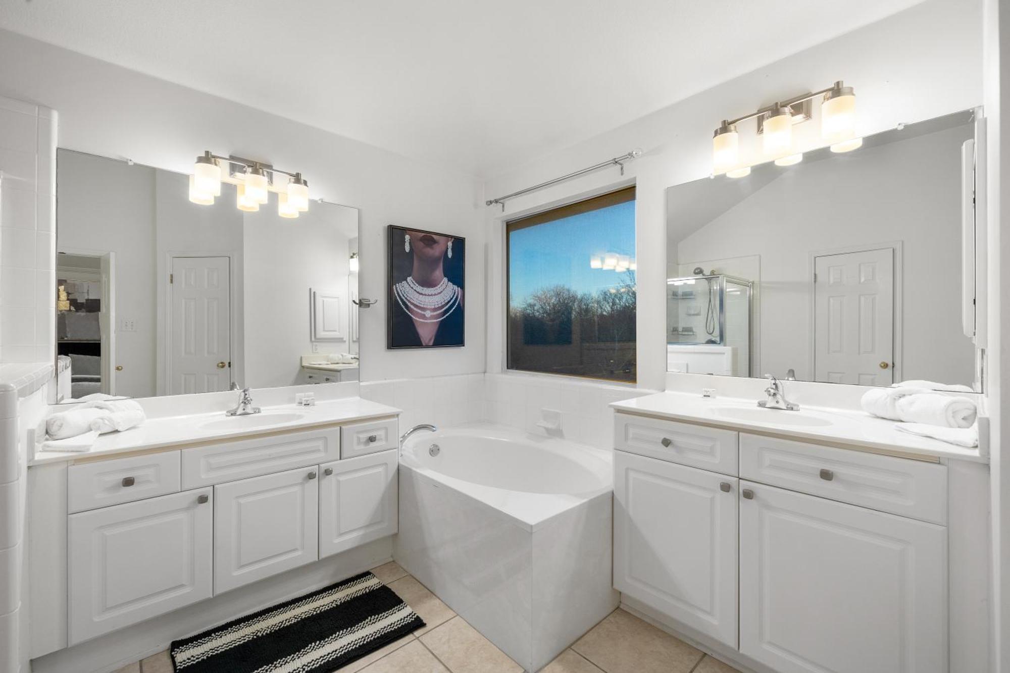 Luxury 5br, 3ba Retreat ~ Pool~ Parking *