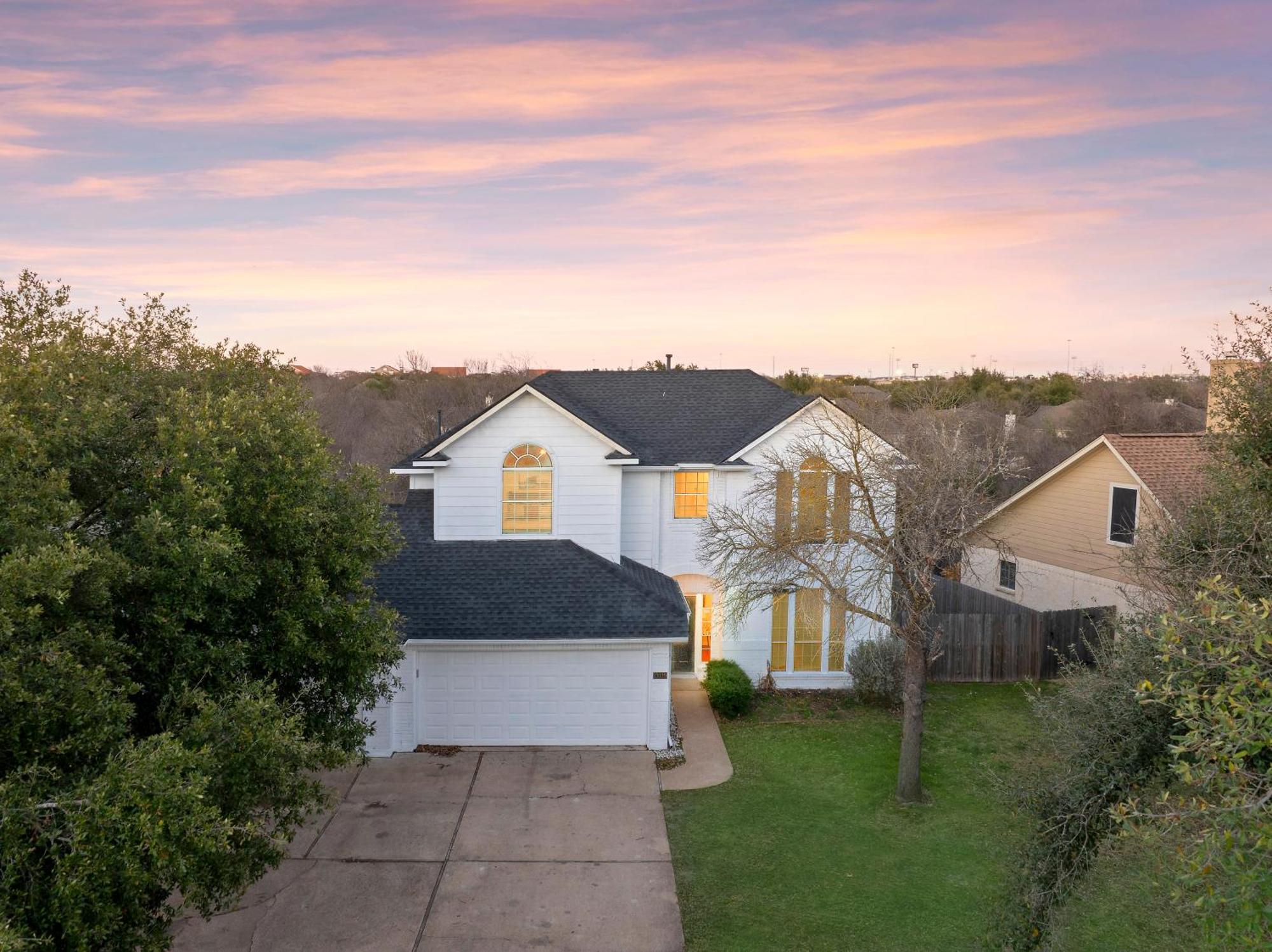 Luxury 5br, 3ba Retreat ~ Pool~ Parking Holiday home Austin