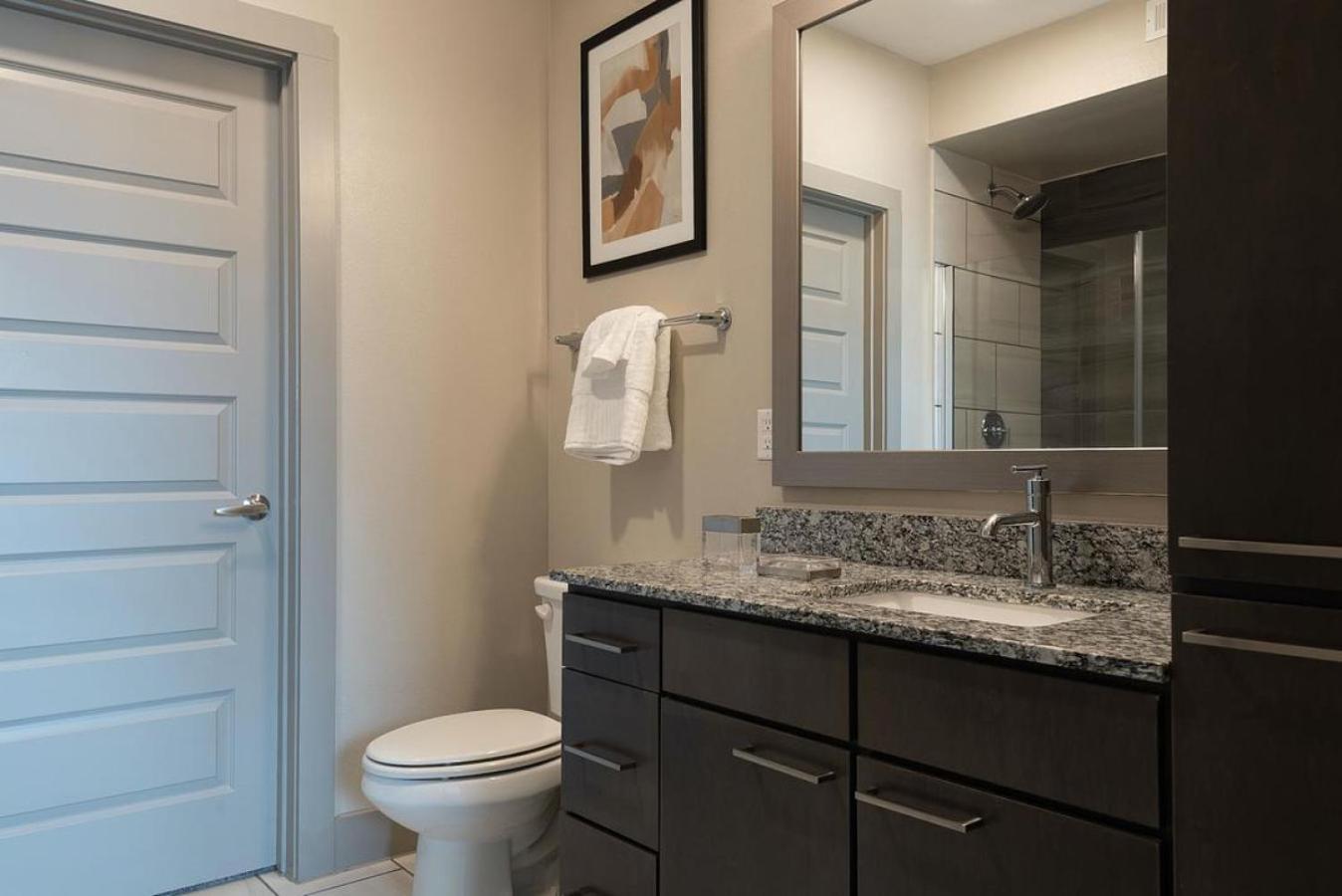 Apartment Landing Modern With Amazing Amenities *