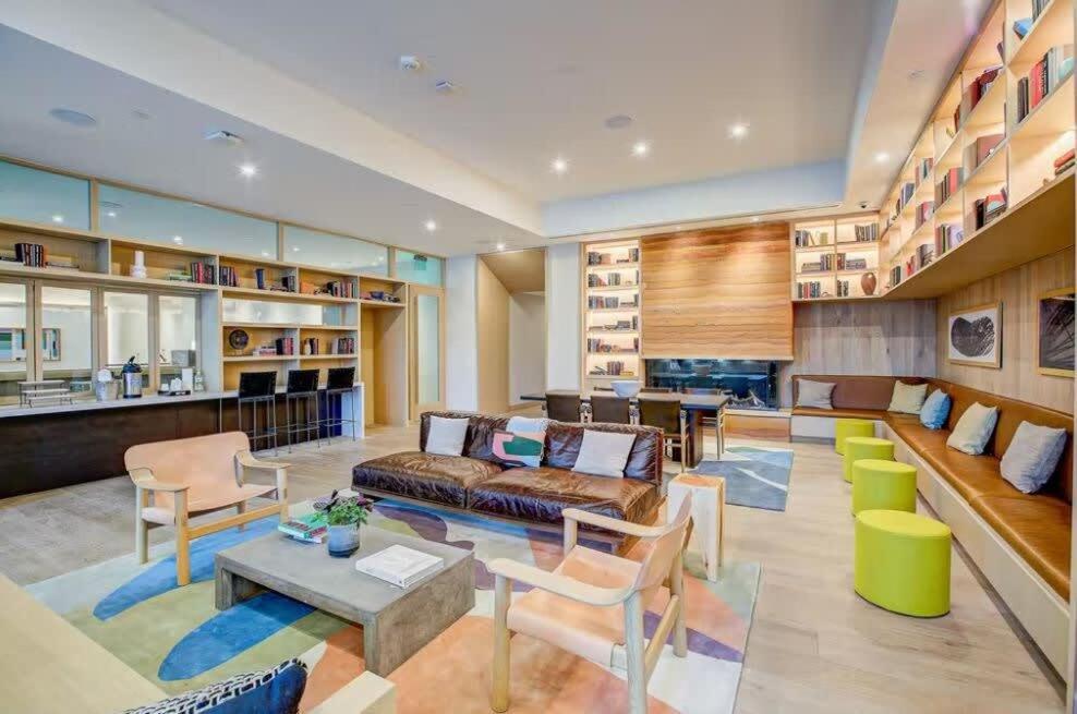 Luxury 2br Rooftop Pool By Barcle Holiday home Austin