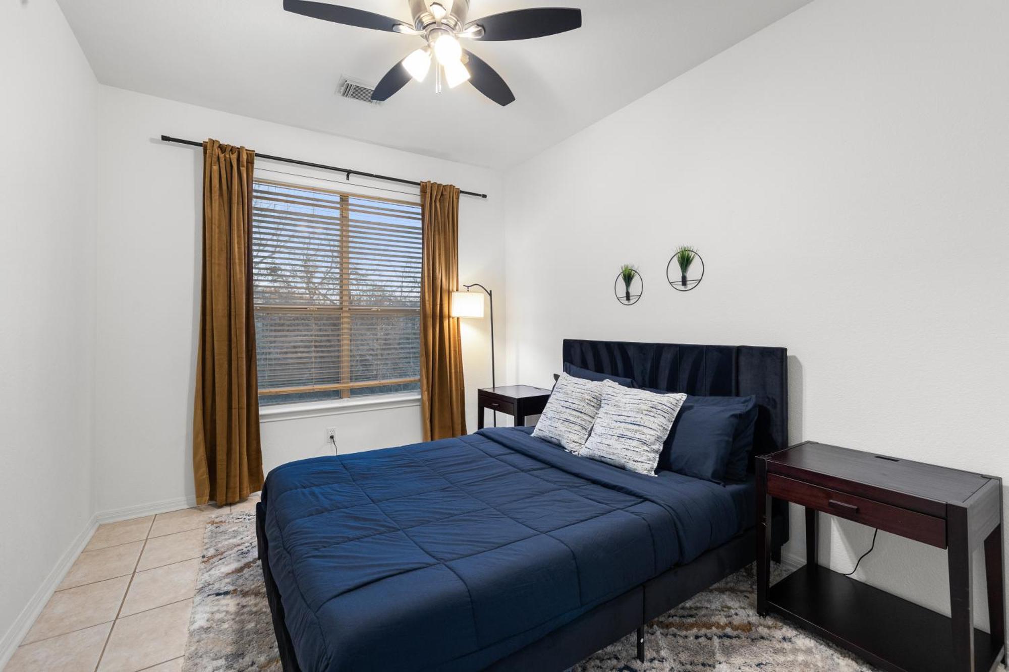 Luxury 5br, 3ba Retreat ~ Pool~ Parking *