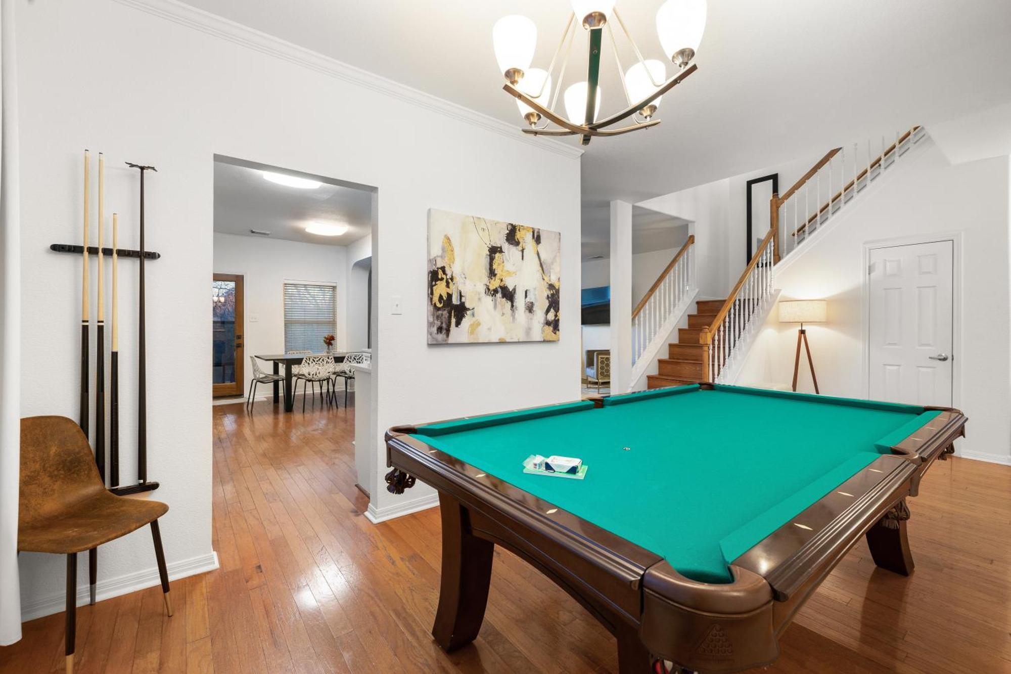 Luxury 5br, 3ba Retreat ~ Pool~ Parking Holiday home *