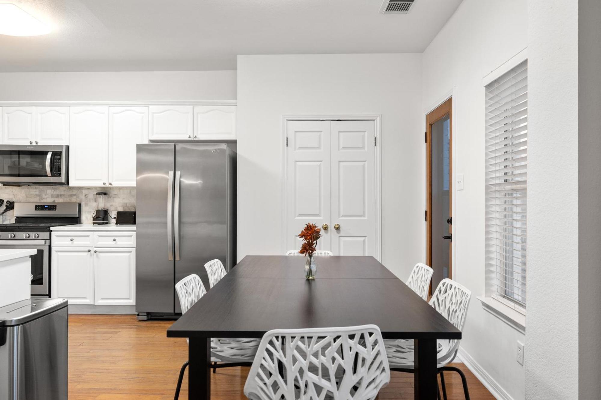 Holiday home Luxury 5br, 3ba Retreat ~ Pool~ Parking Austin
