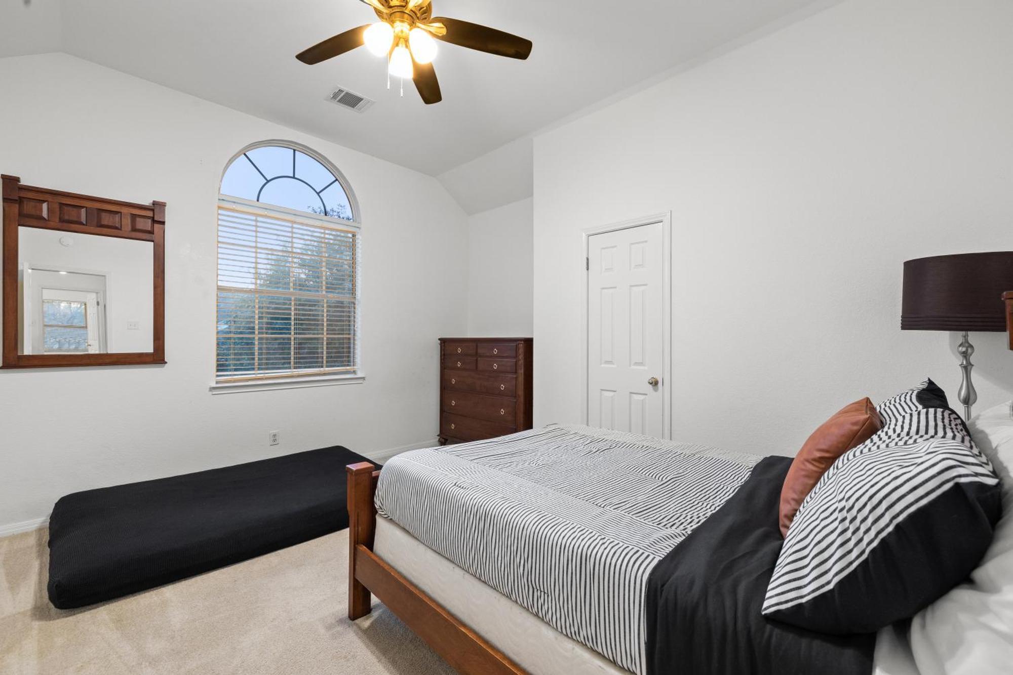 Luxury 5br, 3ba Retreat ~ Pool~ Parking Holiday home