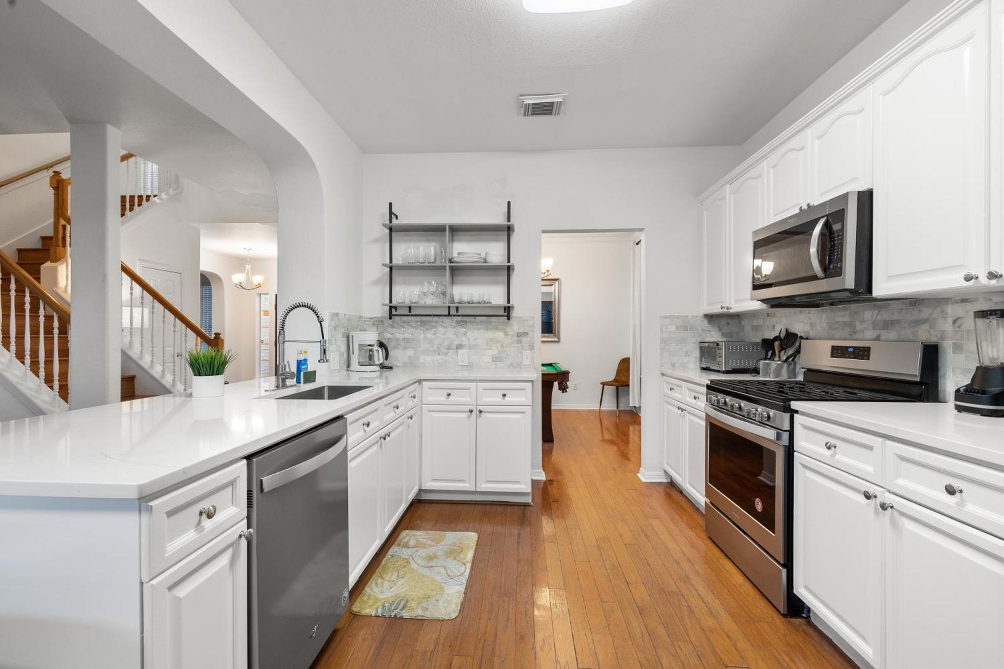 Luxury 5br, 3ba Retreat ~ Pool~ Parking Holiday home