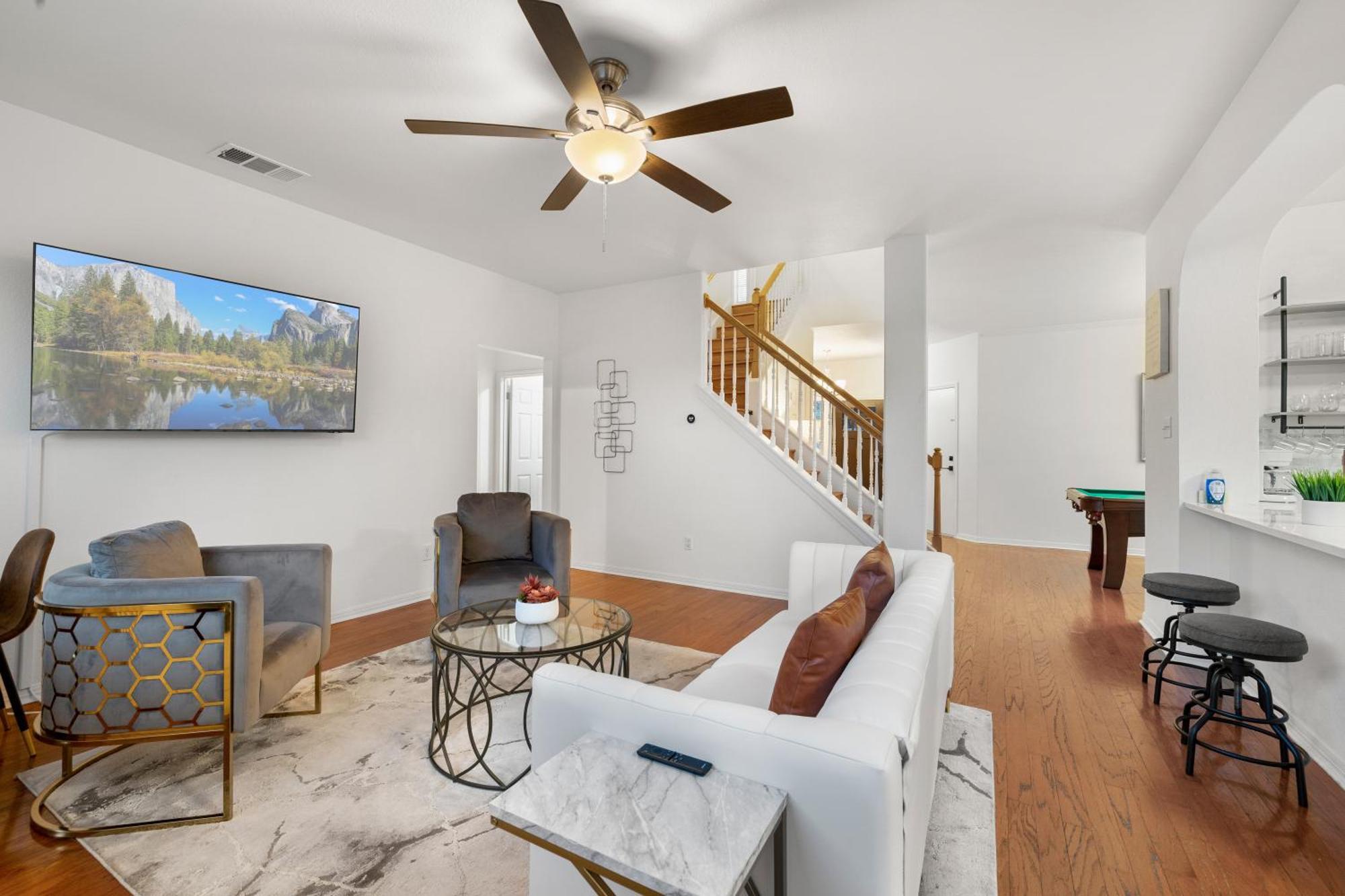 Luxury 5br, 3ba Retreat ~ Pool~ Parking Holiday home
