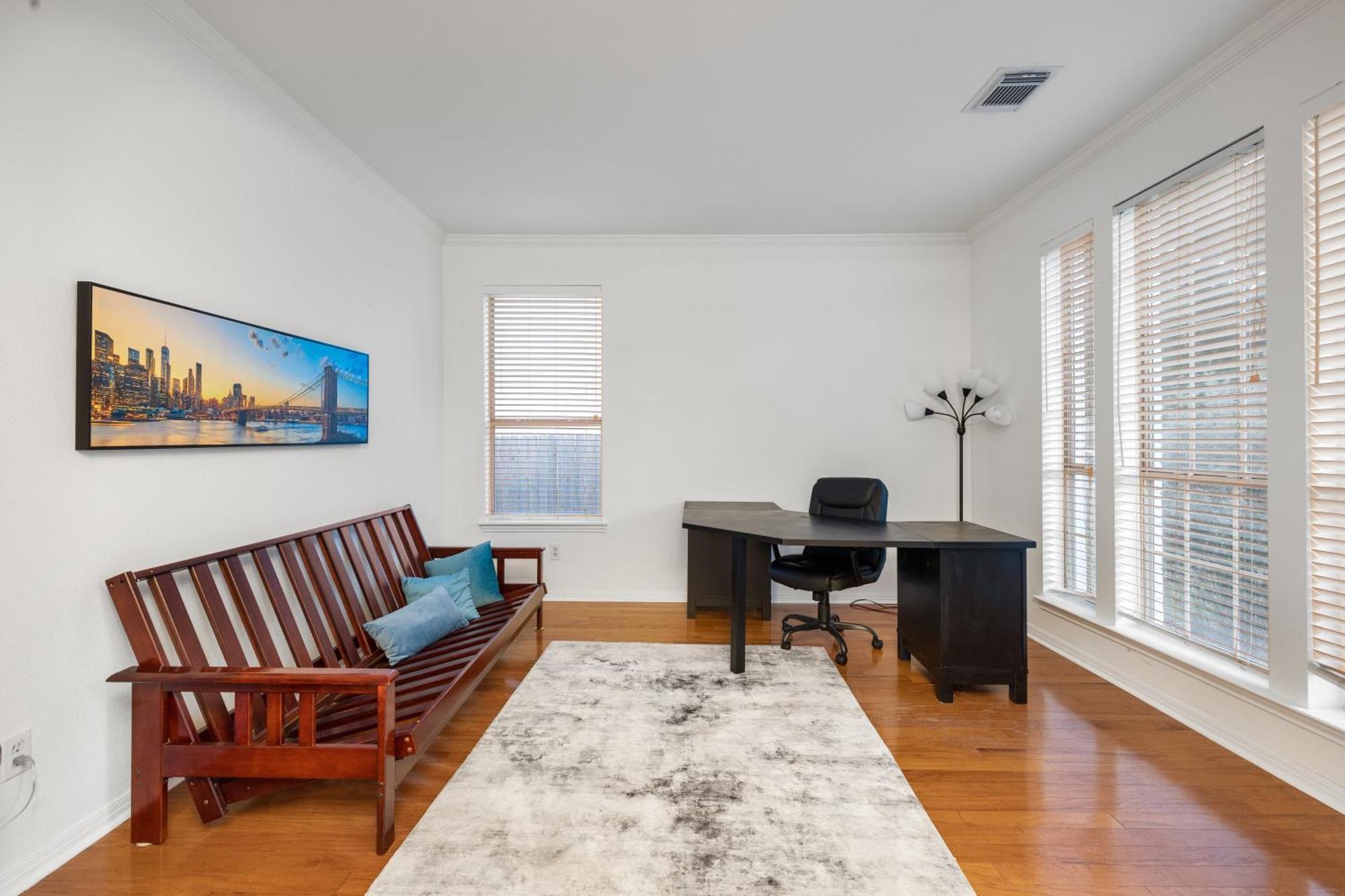 Luxury 5br, 3ba Retreat ~ Pool~ Parking Holiday home