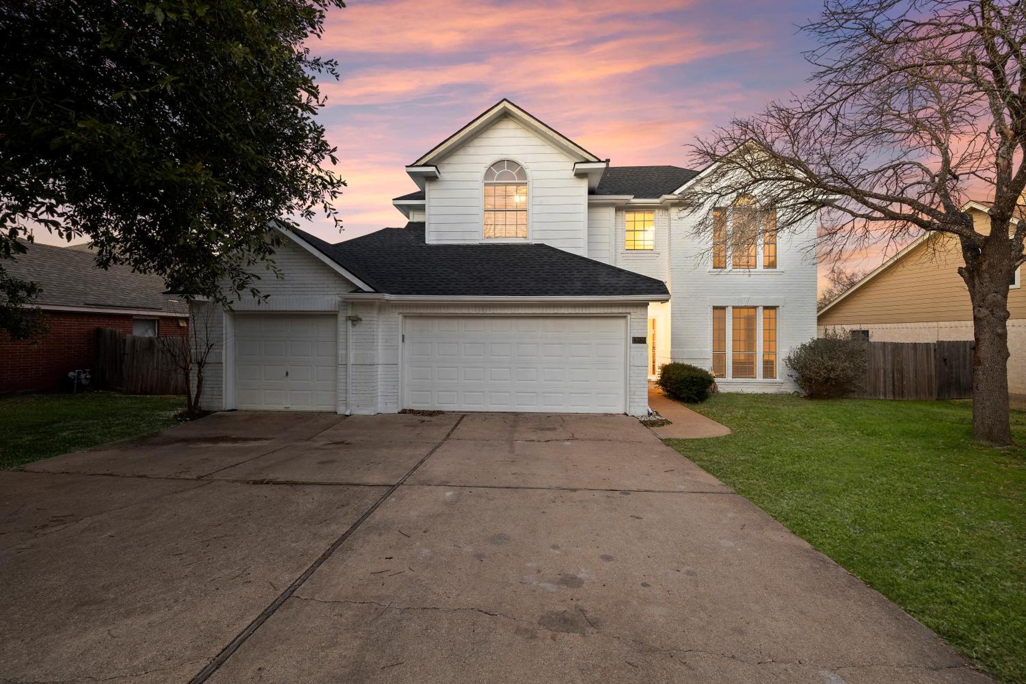 Luxury 5br, 3ba Retreat ~ Pool~ Parking Holiday home *