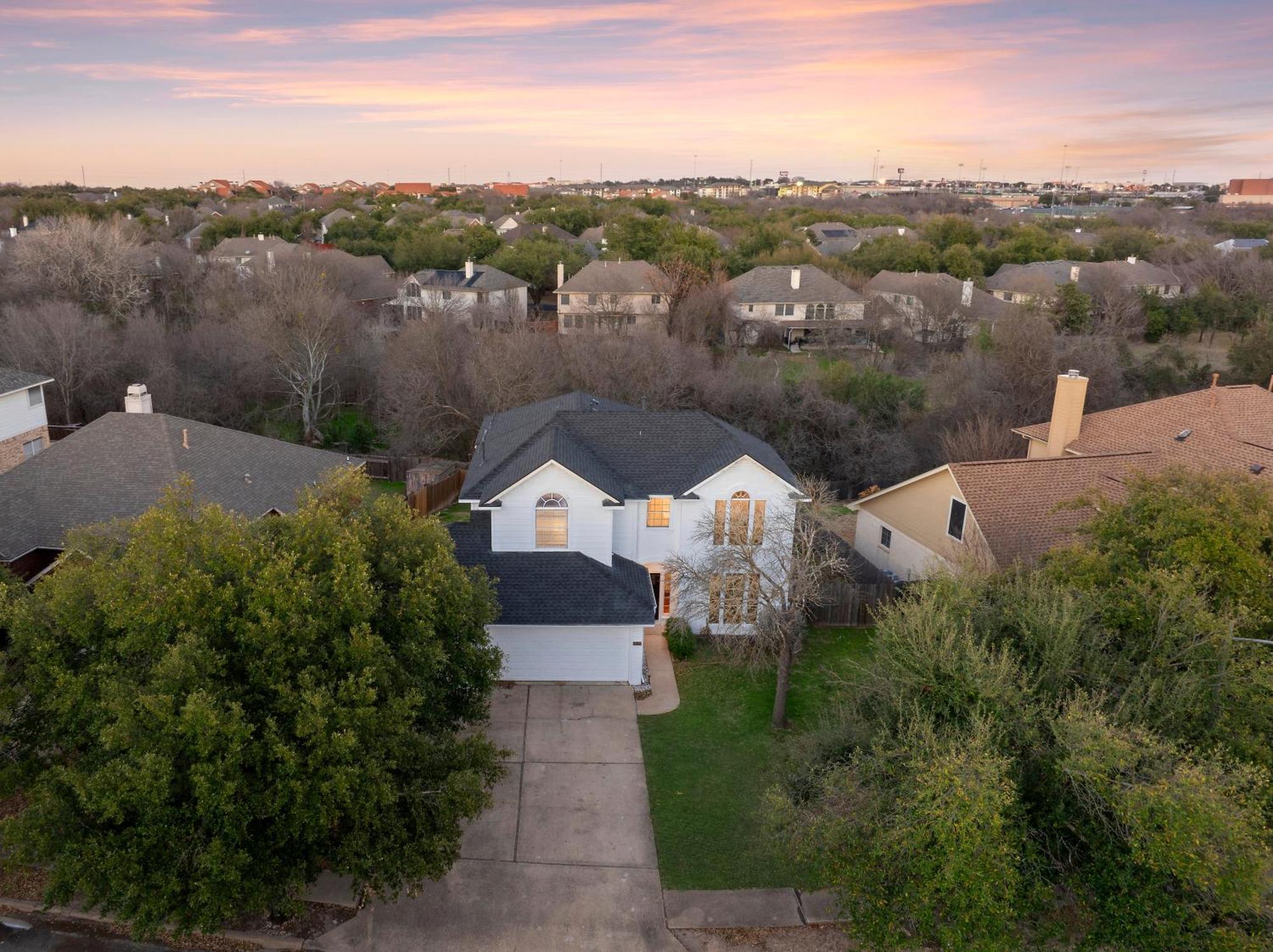 Luxury 5br, 3ba Retreat ~ Pool~ Parking * Austin