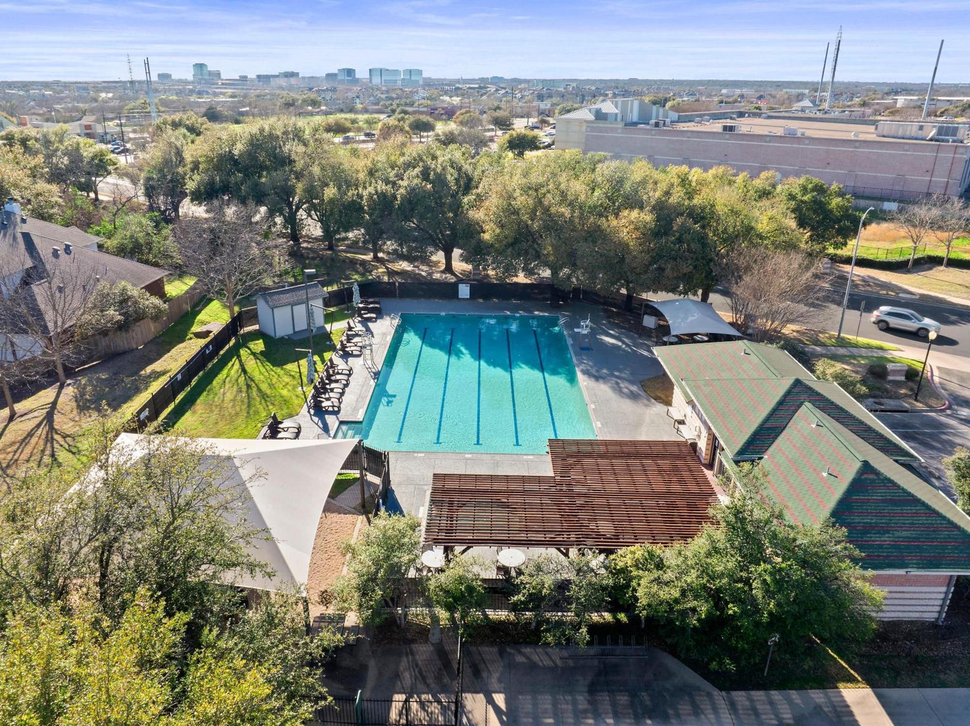 Luxury 5br, 3ba Retreat ~ Pool~ Parking Holiday home