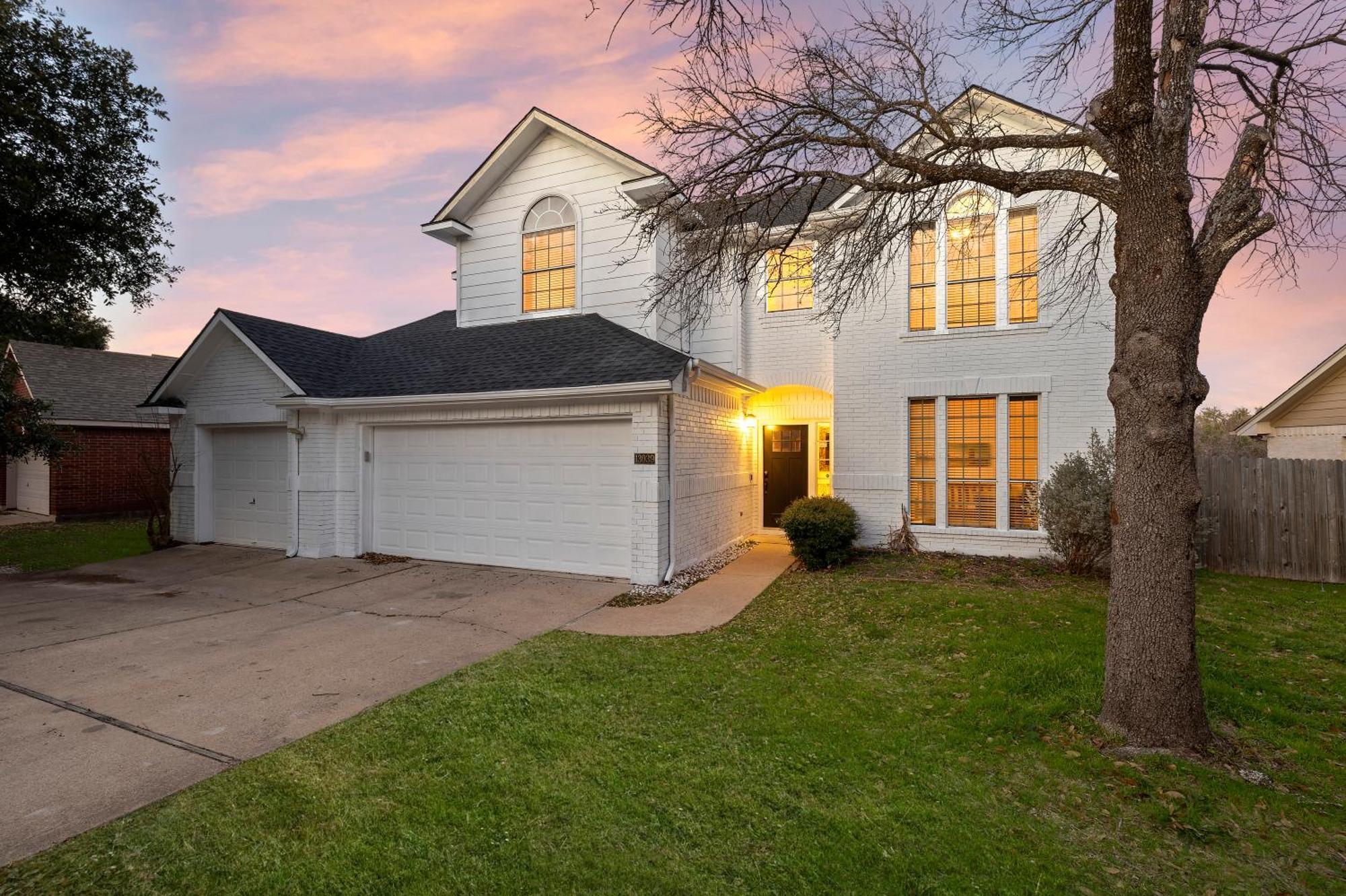 Luxury 5br, 3ba Retreat ~ Pool~ Parking Holiday home *