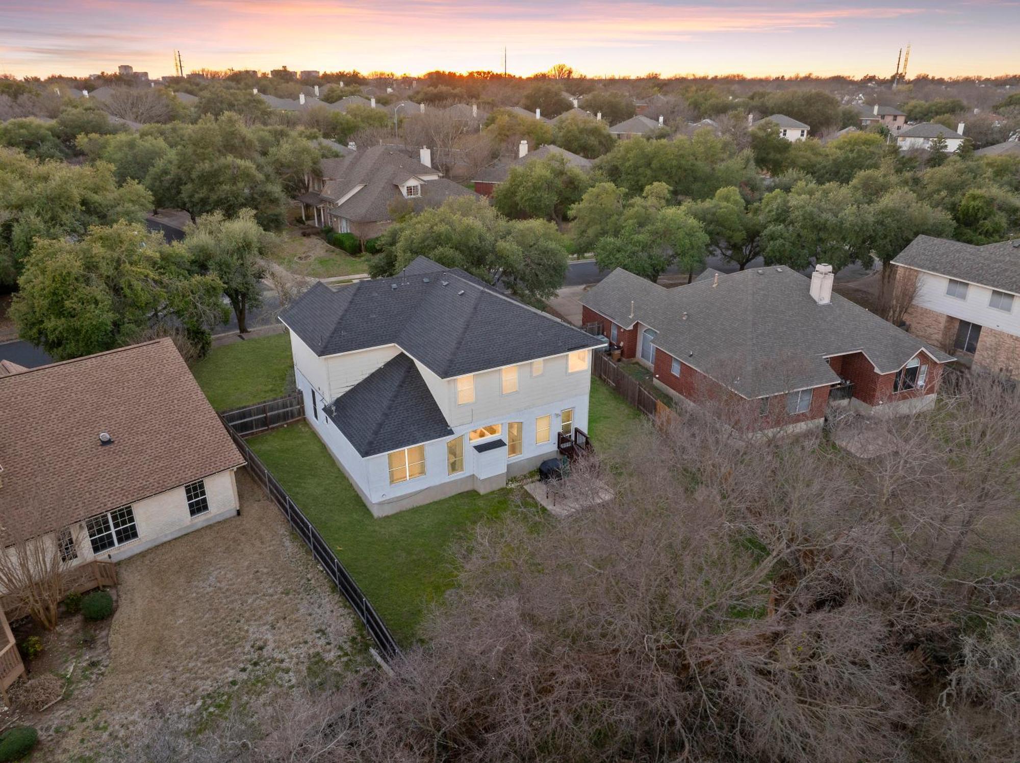 Luxury 5br, 3ba Retreat ~ Pool~ Parking * Austin