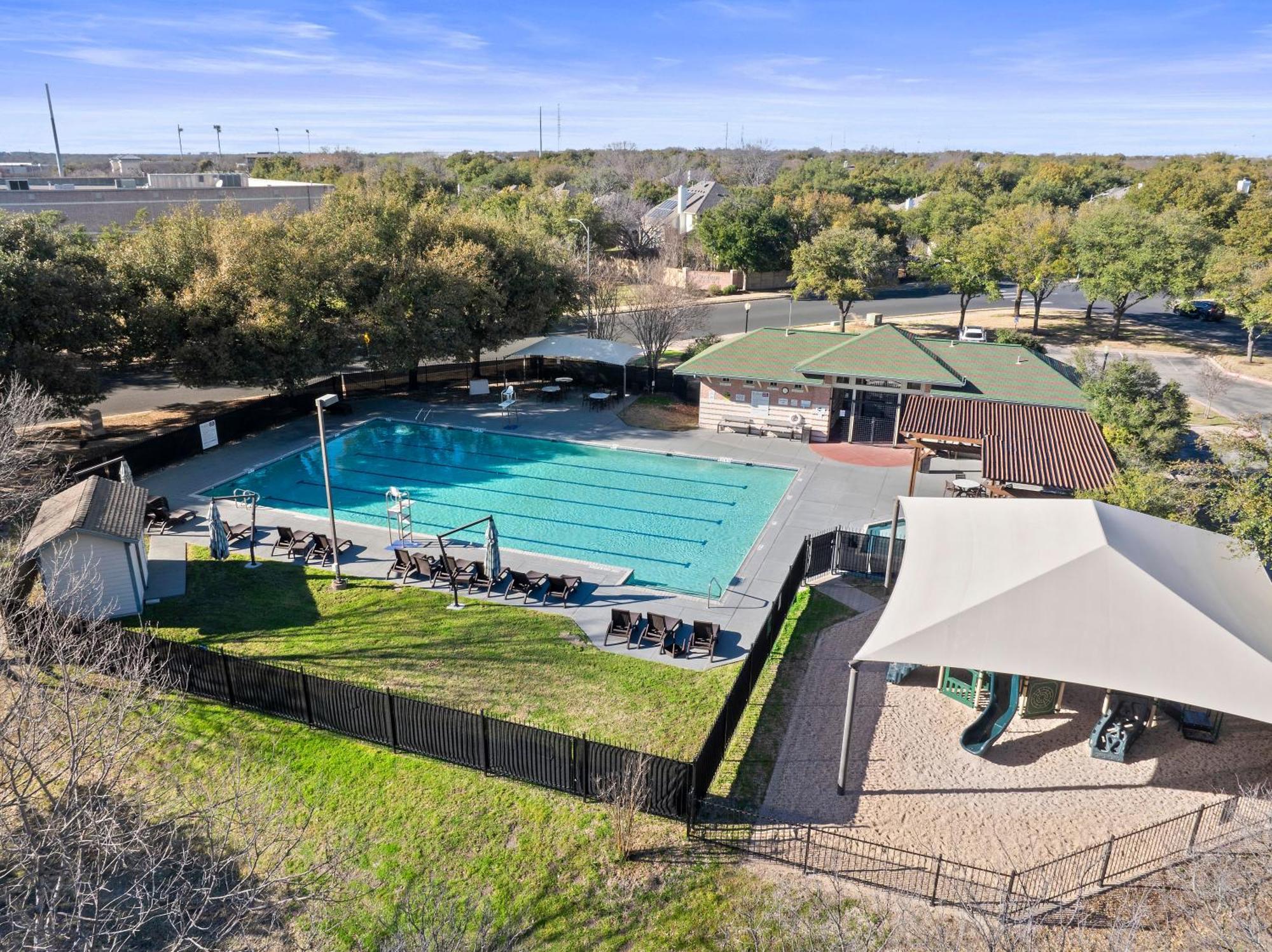 Luxury 5br, 3ba Retreat ~ Pool~ Parking Austin