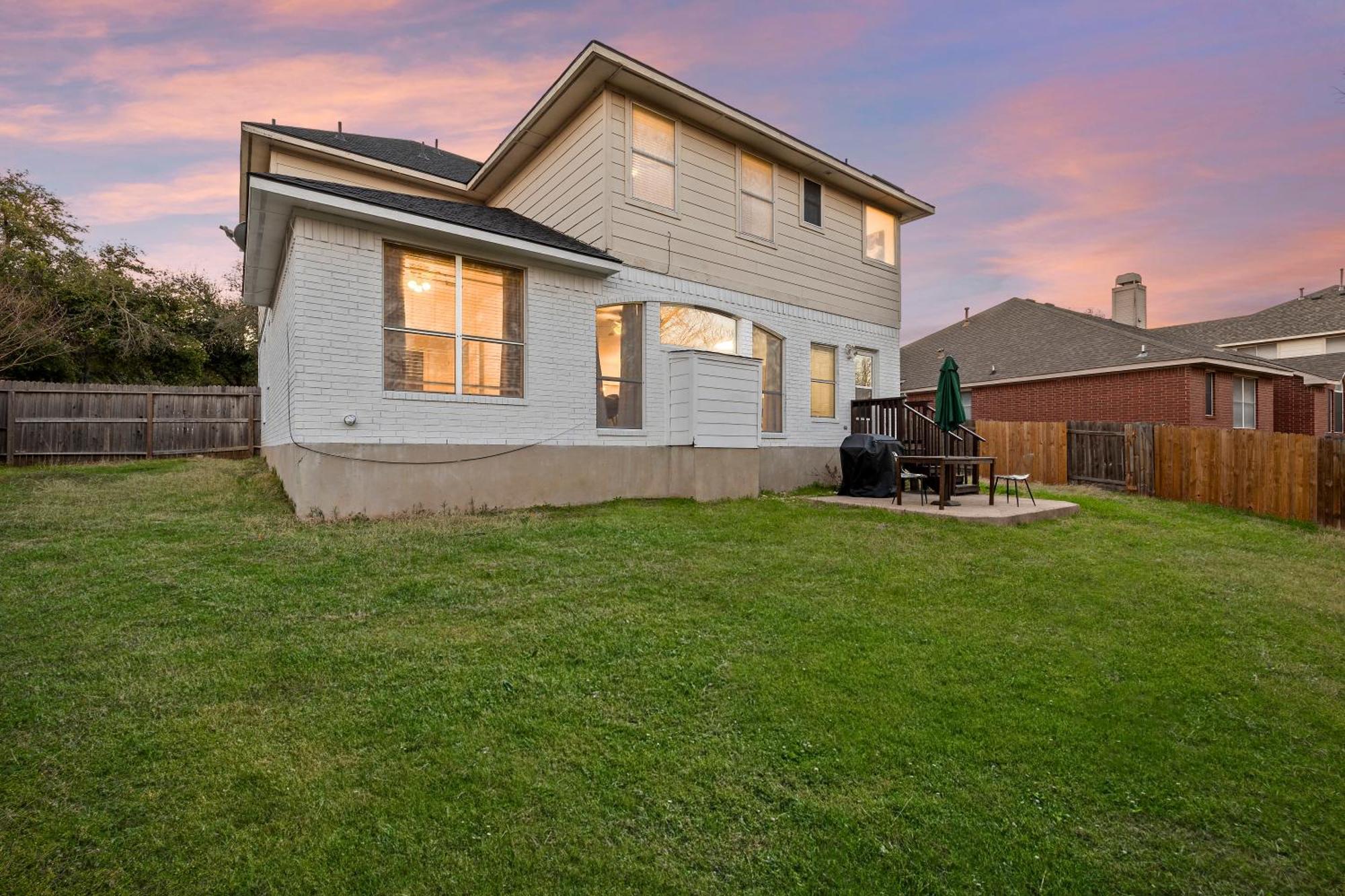 Luxury 5br, 3ba Retreat ~ Pool~ Parking * Austin