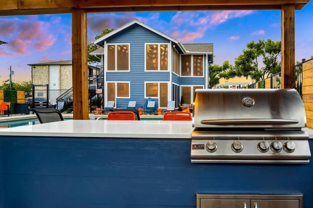 Chic 2b Getaway - 10min To Dtwn - W/d, Pool, Prkg Apartment *