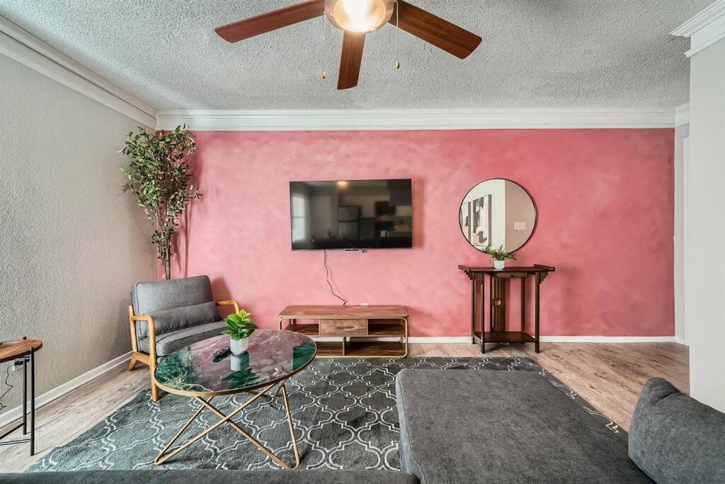 Chic 2b Getaway - 10min To Dtwn - W/d, Pool, Prkg *