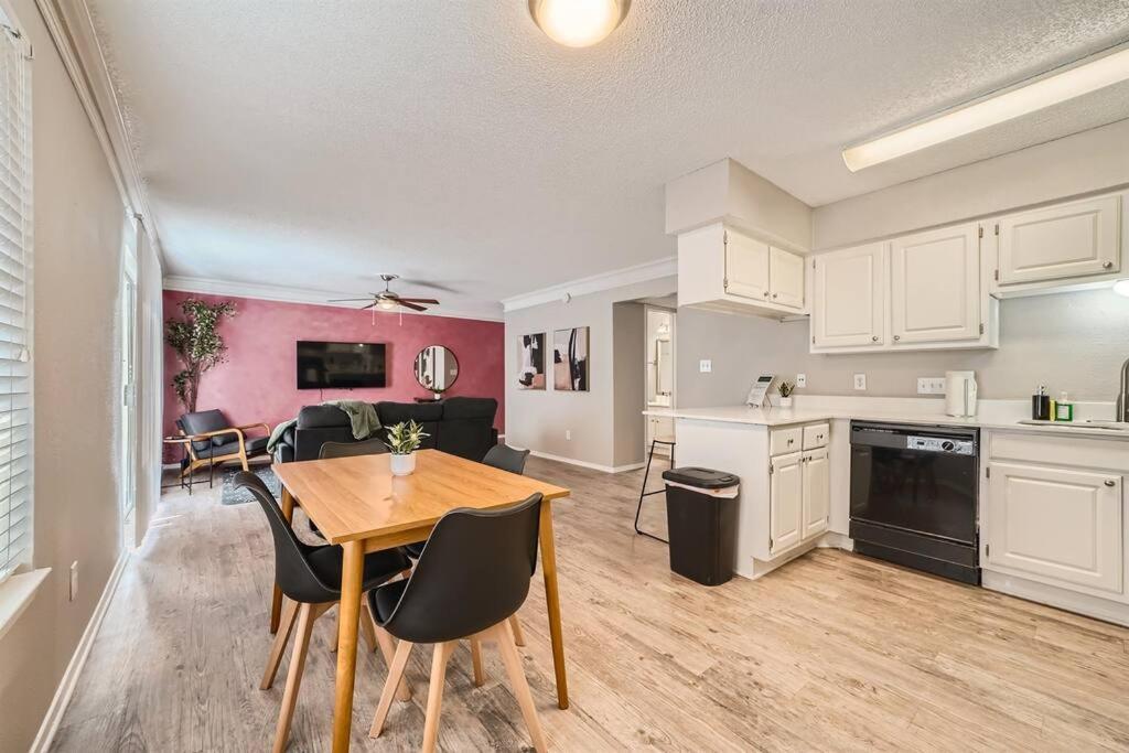 Chic 2b Getaway - 10min To Dtwn - W/d, Pool, Prkg Apartment Austin