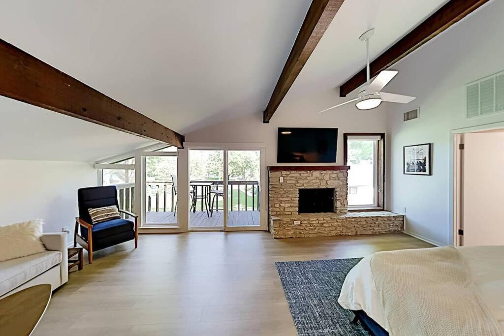 Beautiful Mid-century Modern Lakehouse * Austin