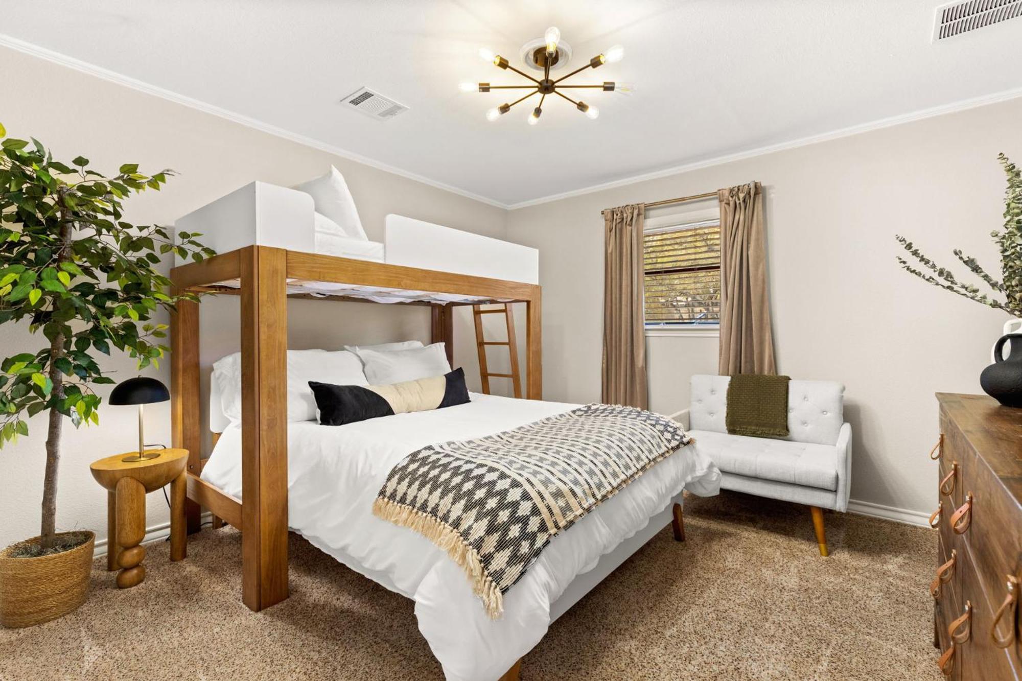 Holiday home Lux 5br Gem With Heated Pool, Spa, And Outdoor Movie Theater