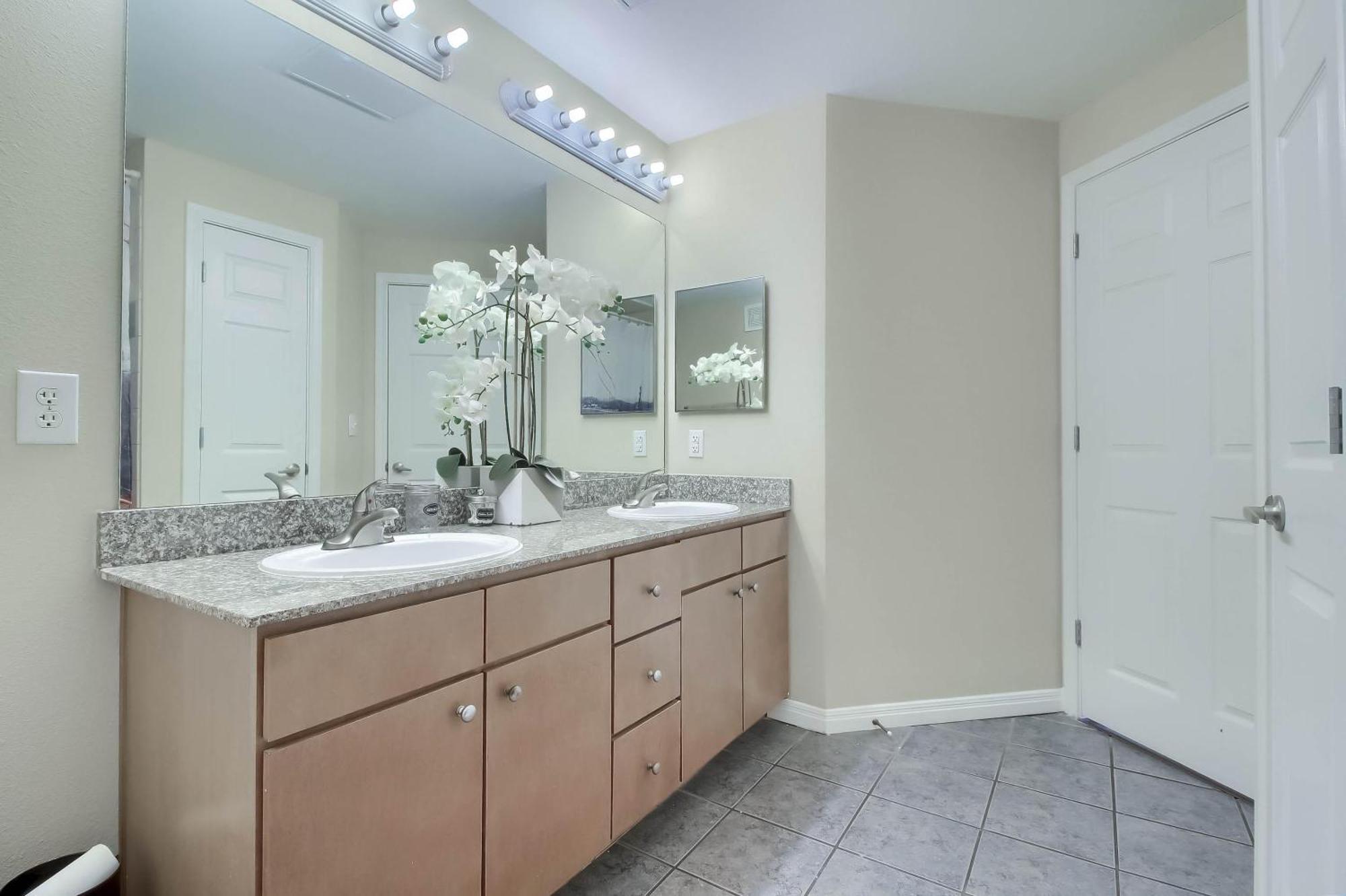 4br Loft Townhome Near West Campus Apartment *