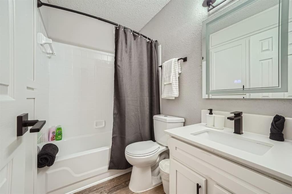 Your Chill 2b Getaway - 10min To Dtwn - W/d, Pool, Prkg Apartment