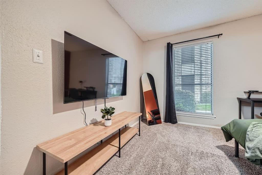 Your Chill 2b Getaway - 10min To Dtwn - W/d, Pool, Prkg Apartment Austin
