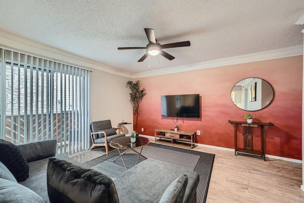 Apartment Your Chill 2b Getaway - 10min To Dtwn - W/d, Pool, Prkg *