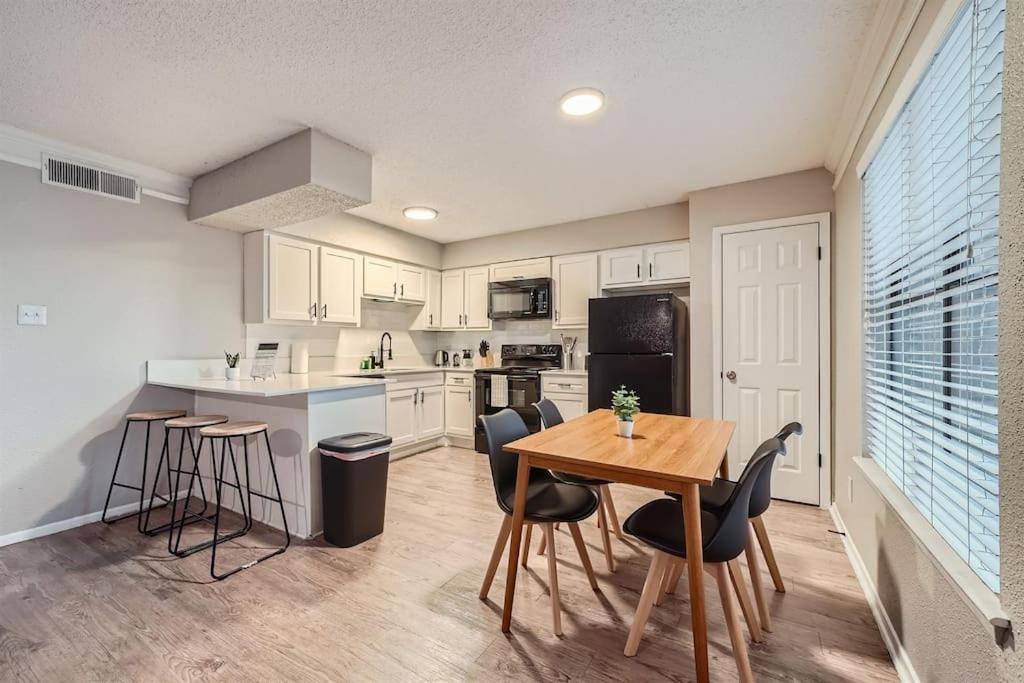 Apartment Your Chill 2b Getaway - 10min To Dtwn - W/d, Pool, Prkg